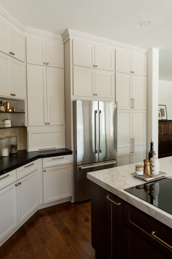 Transitional kitchen photo in Phoenix