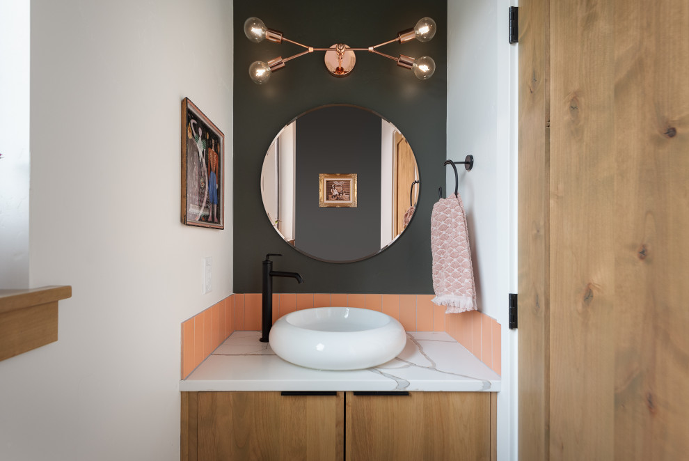 Идея дизайна: маленький туалет в стиле модернизм с розовой плиткой и керамической плиткой для на участке и в саду