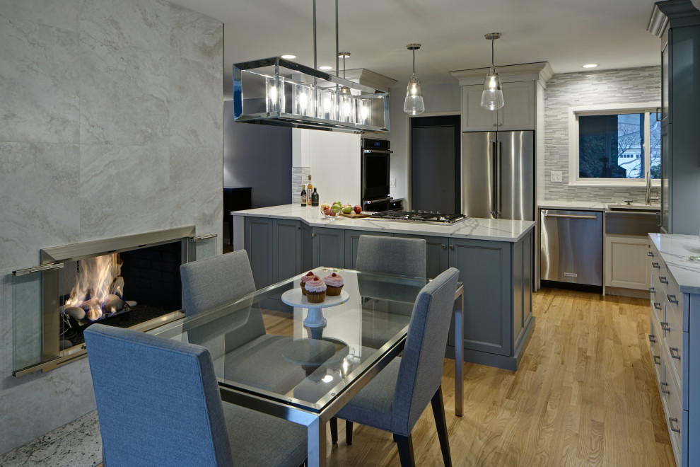 Kitchen - transitional kitchen idea in Chicago