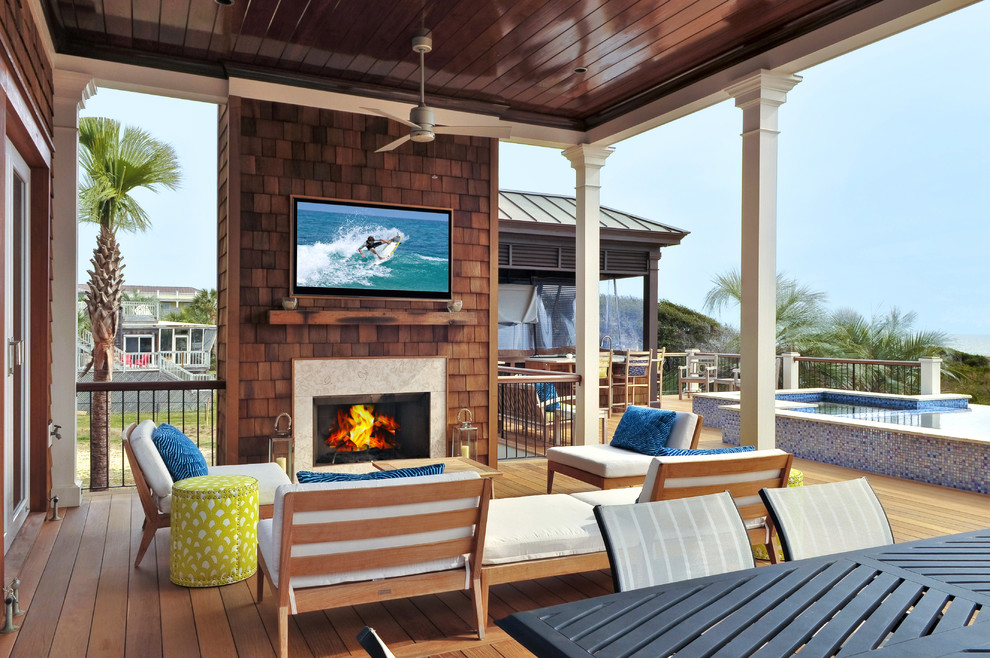 This is an example of a tropical deck in Charleston.