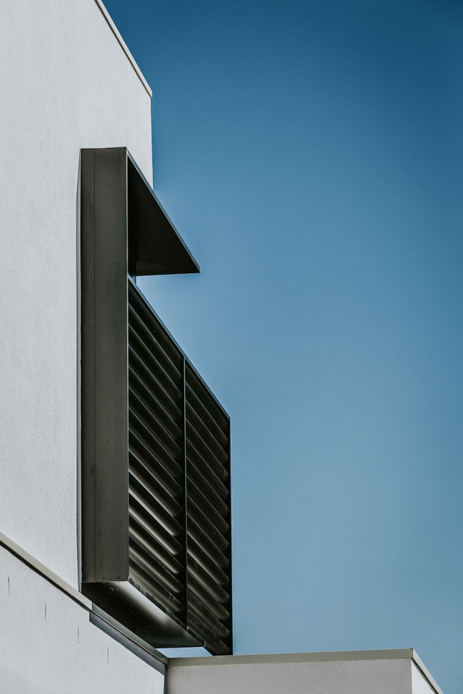 Photo of a large contemporary house exterior in Melbourne.