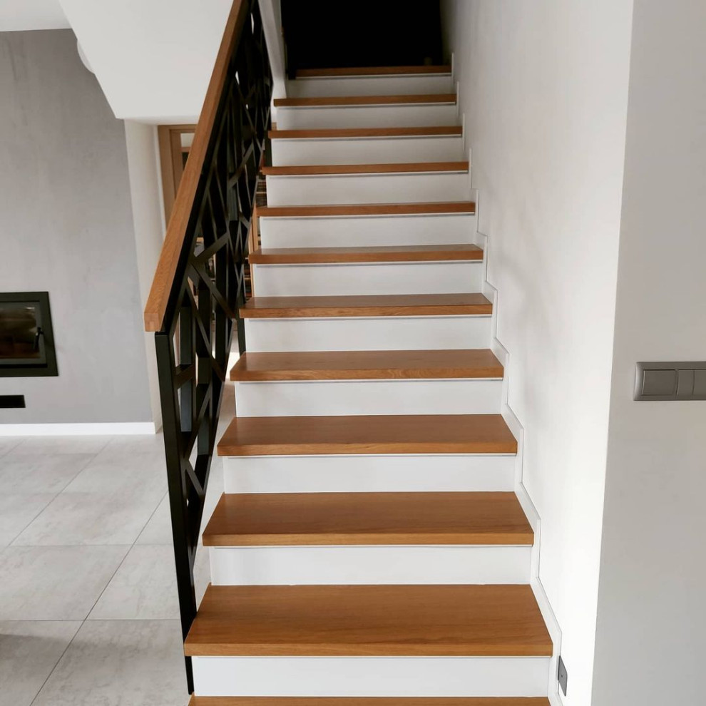 Закрытая 2х маршевая лестница с поворотной площадкой