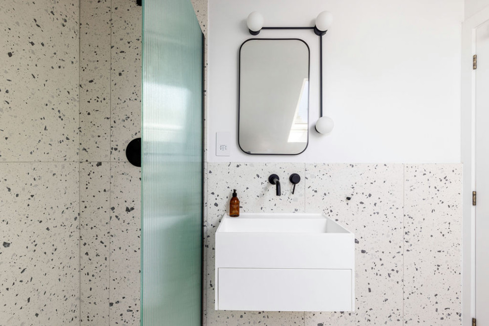 Inspiration för små moderna vitt en-suite badrum, med öppna hyllor, vita skåp, en öppen dusch, flerfärgad kakel, ett väggmonterat handfat och med dusch som är öppen