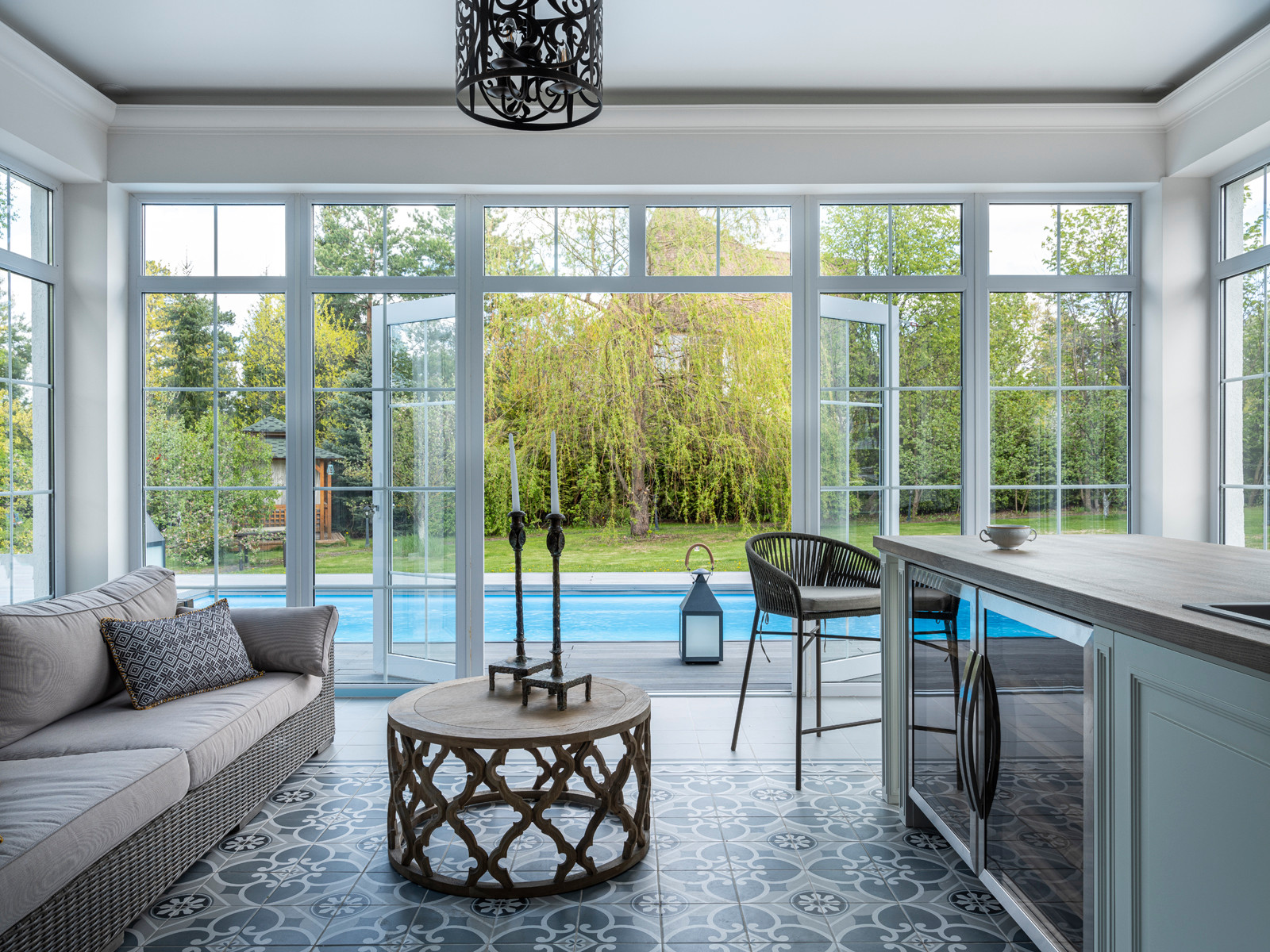 Павильон для отдыха с бассейном