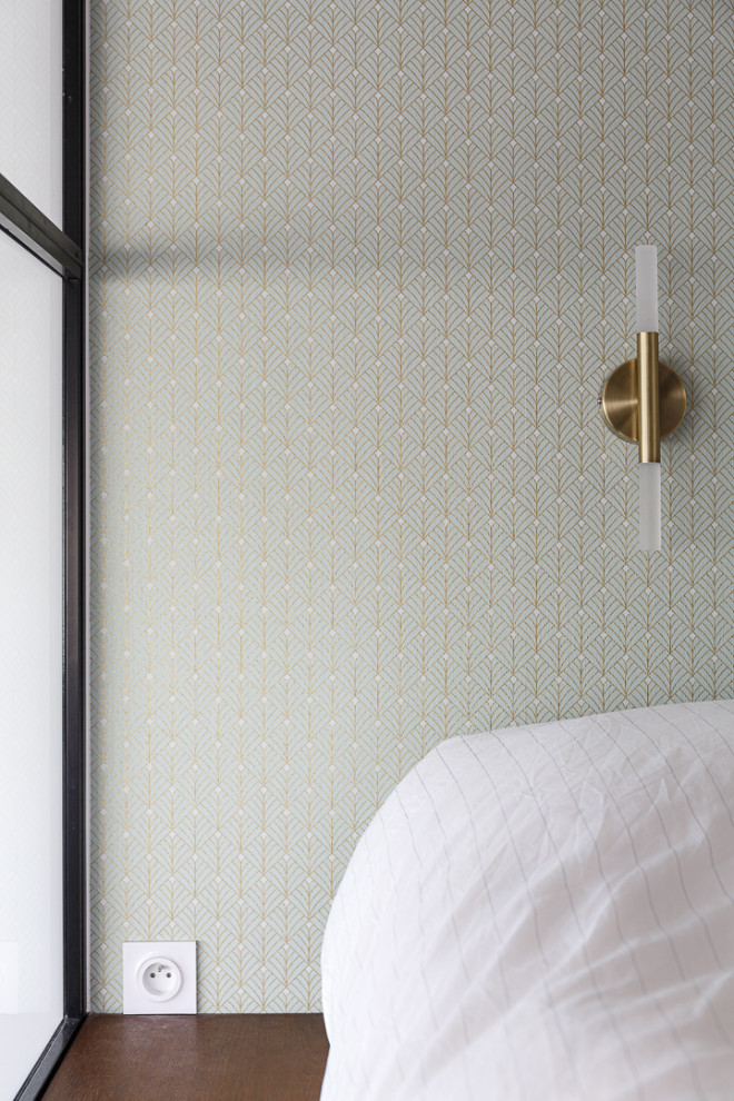 Kleines Schlafzimmer ohne Kamin, im Loft-Style mit weißer Wandfarbe, braunem Holzboden, braunem Boden und Tapetenwänden in Paris