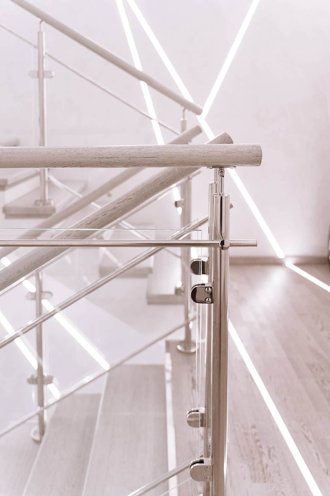 Проект 9 - Лестница в стиле Hi-Tech с подсветкой ступеней