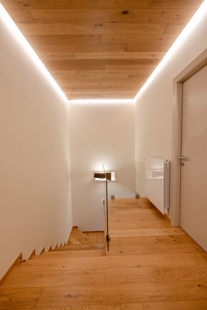 Пример оригинального дизайна: маленький коридор в скандинавском стиле с коричневыми стенами, паркетным полом среднего тона, серым полом, многоуровневым потолком и деревянными стенами для на участке и в саду