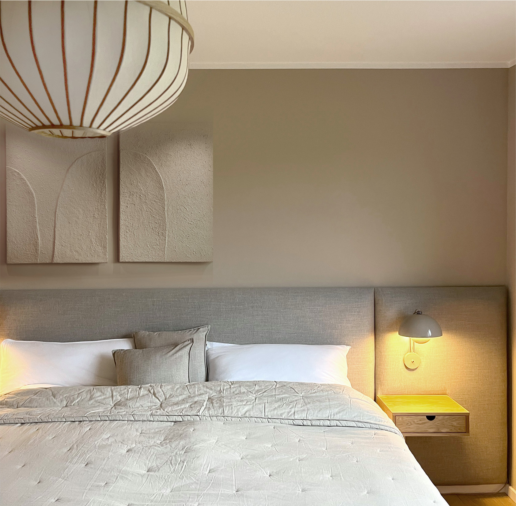 Schlafzimmer mit großem Kopfteil
