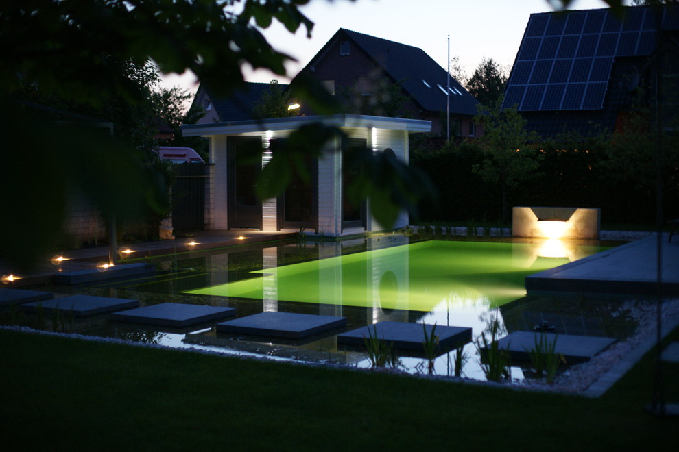 Moderner Pool in Sonstige