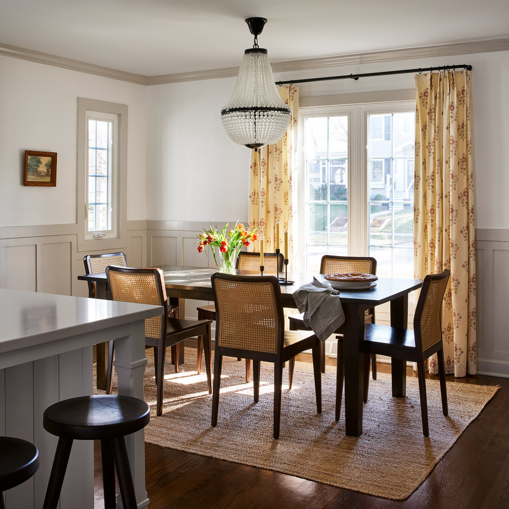 Ispirazione per una sala da pranzo aperta verso la cucina country di medie dimensioni con pavimento in legno massello medio e pavimento marrone