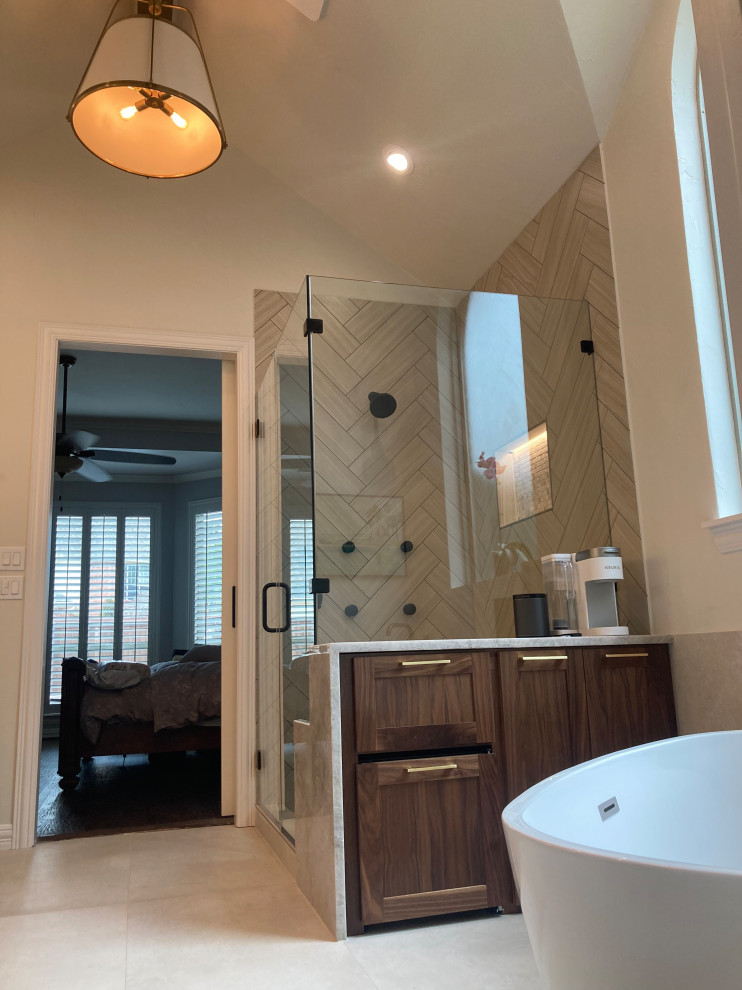 Пример оригинального дизайна: ванная комната в стиле неоклассика (современная классика) с отдельно стоящей ванной, полом из керамогранита, столешницей из кварцита и сводчатым потолком