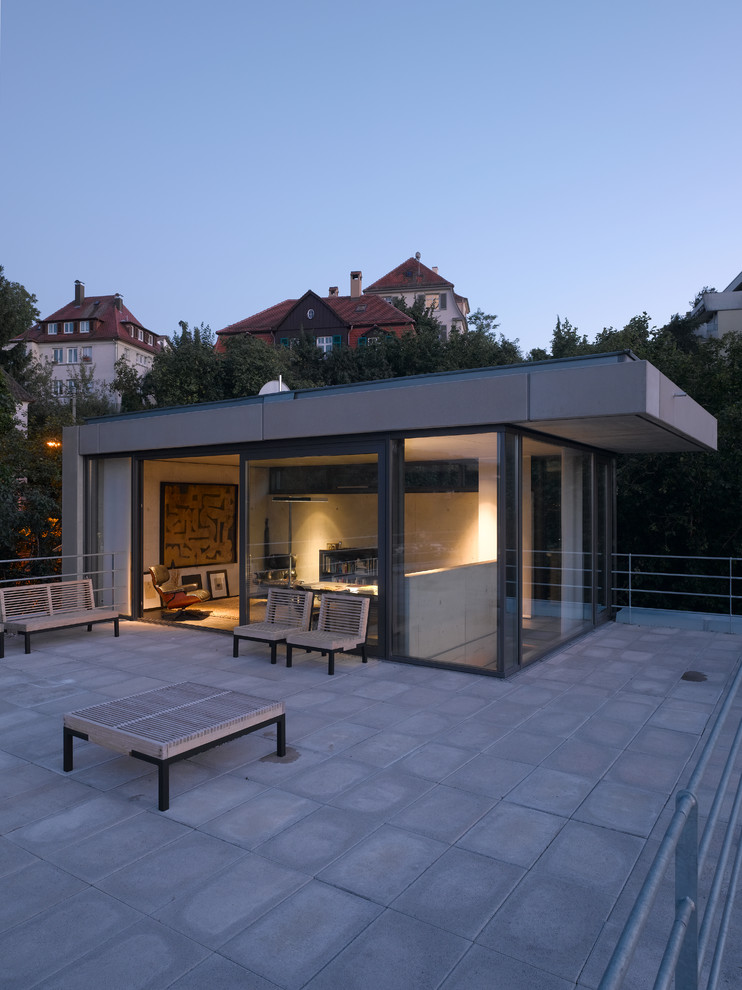 Design ideas for a modern rooftop deck in Stuttgart.