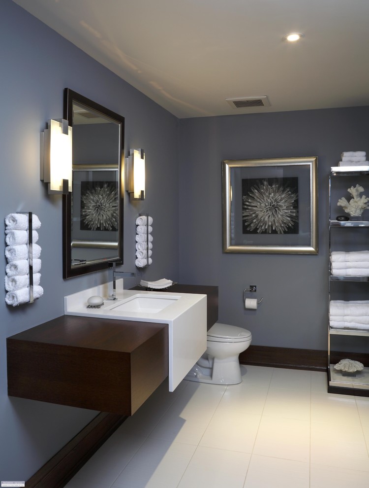 This is an example of a contemporary bathroom in Burlington.