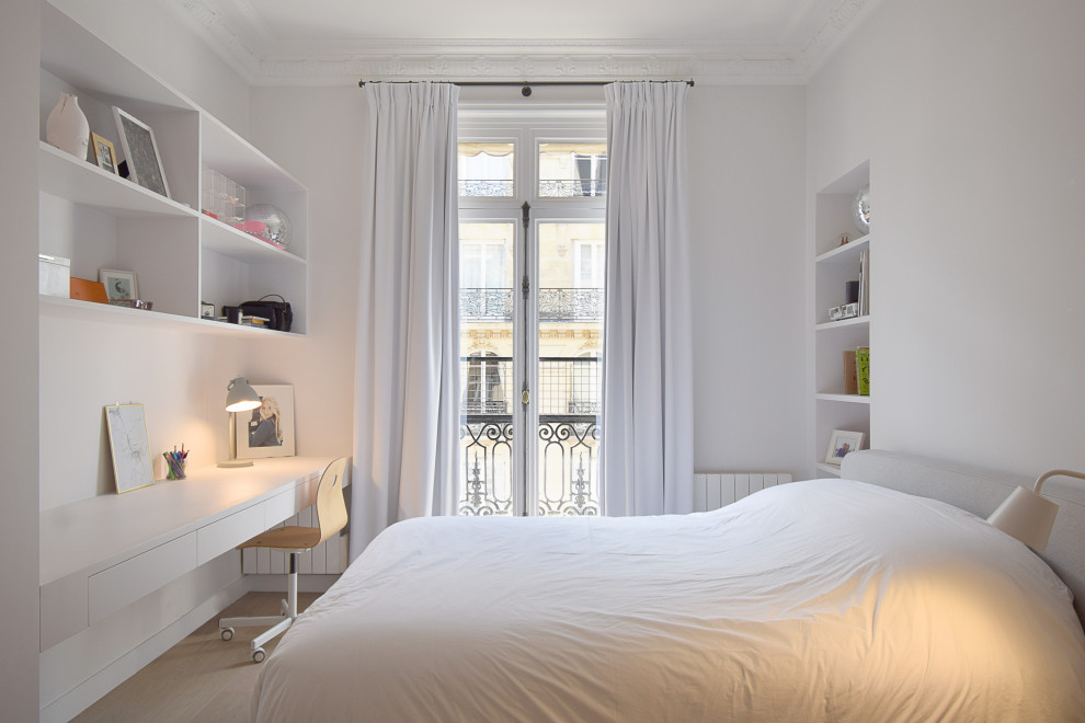 Großes, Neutrales Modernes Kinderzimmer mit Schlafplatz, weißer Wandfarbe, hellem Holzboden und vertäfelten Wänden in Paris
