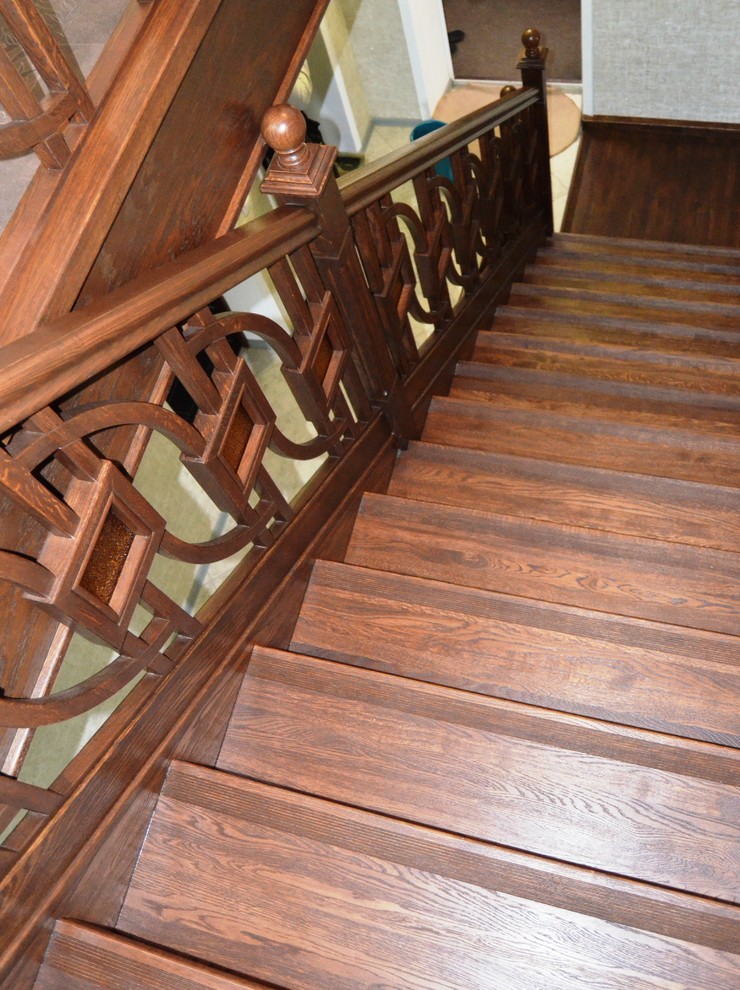 Лестница из дуба с оригинальным ограждением