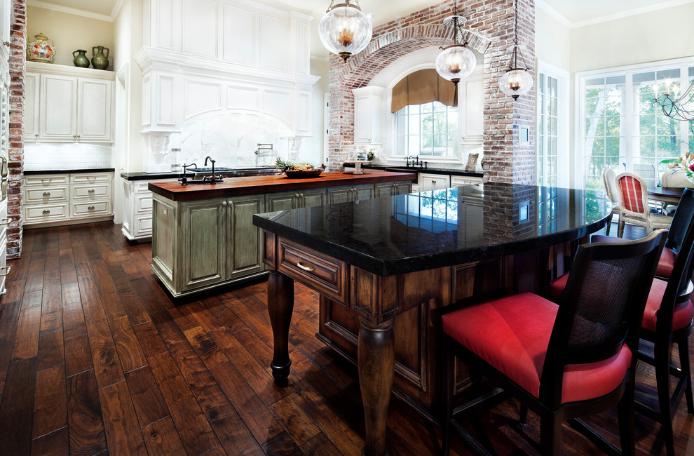 Inspiration for a traditional kitchen in Houston.