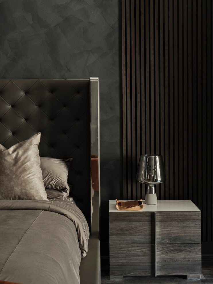 Ejemplo de dormitorio principal minimalista extra grande con paredes grises, suelo de madera clara, chimenea de doble cara, marco de chimenea de hormigón y suelo gris