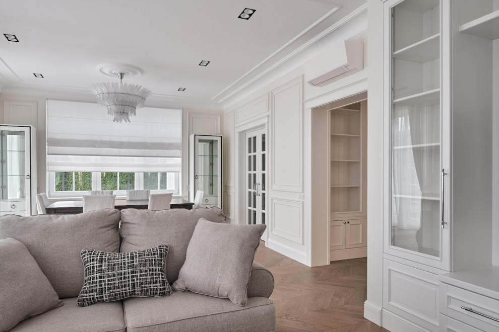 Белый Леон в светлом интерьере