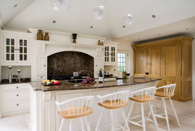 White painted kitchen klassisk-koekken