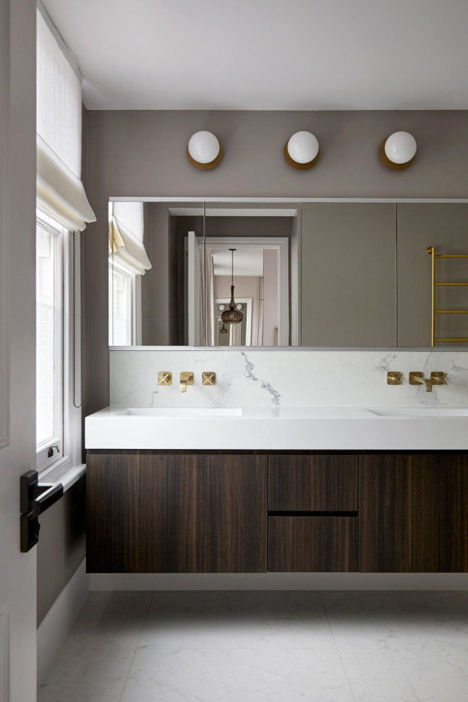 Стильный дизайн: большая главная, серо-белая ванная комната: освещение в современном стиле с плоскими фасадами, темными деревянными фасадами, открытым душем, инсталляцией, керамической плиткой, серыми стенами, полом из керамической плитки, подвесной раковиной, мраморной столешницей, разноцветным полом, открытым душем, белой столешницей, тумбой под две раковины и подвесной тумбой - последний тренд