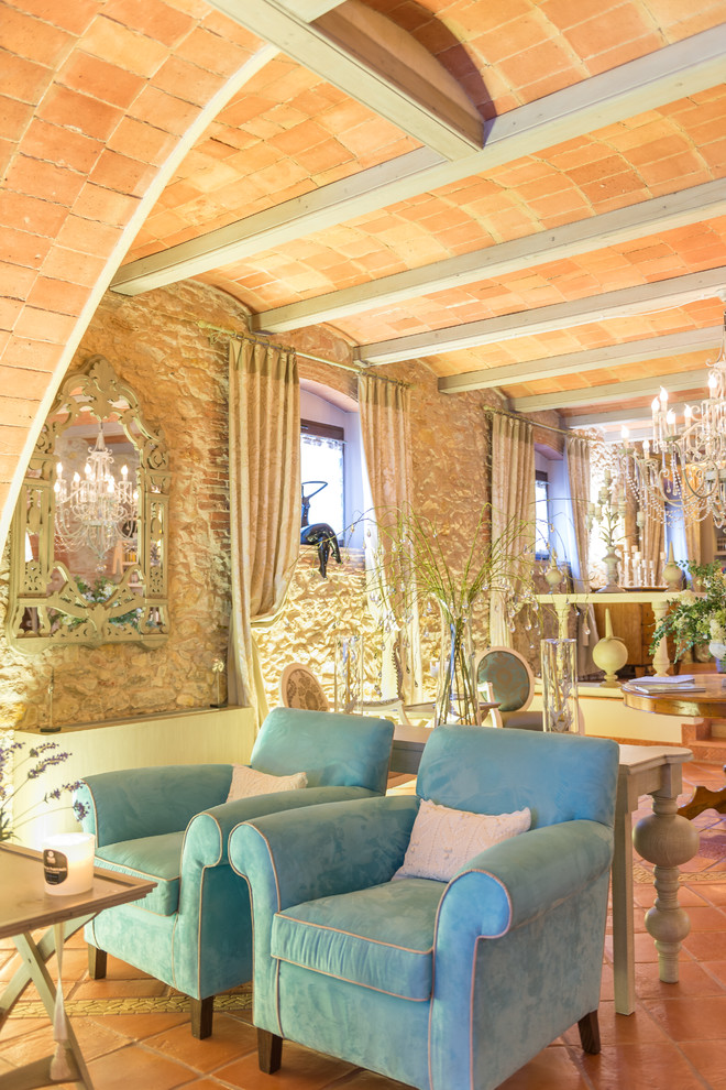 This is an example of a mid-sized traditional family room in Barcelona.
