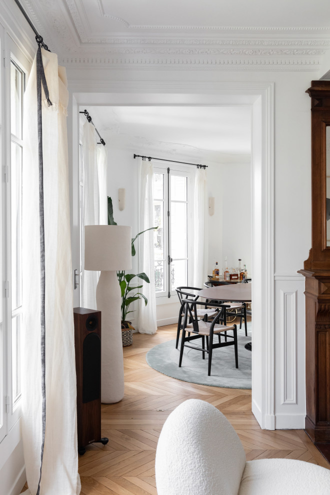 Kleines Modernes Esszimmer mit weißer Wandfarbe, hellem Holzboden, Kamin, Kaminumrandung aus Holz, braunem Boden, Holzdecke und Holzwänden in Paris