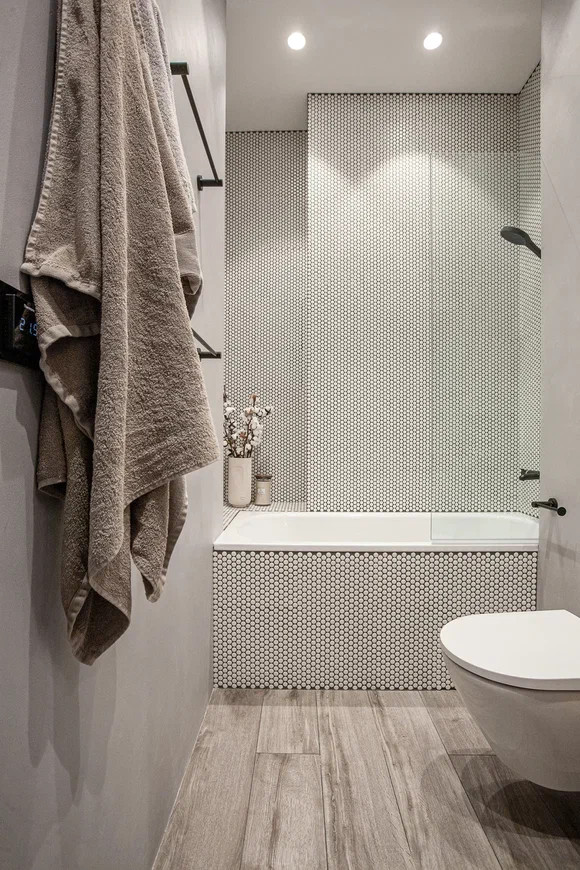 Inspiration for a contemporary bathroom remodel in Moscow