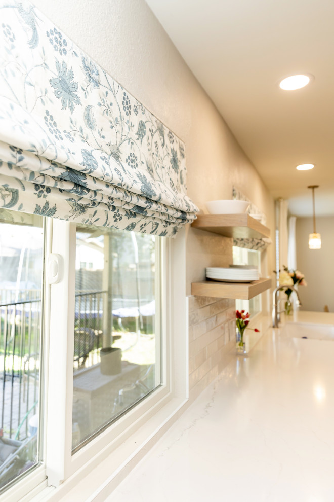 Transitional home design photo in Phoenix
