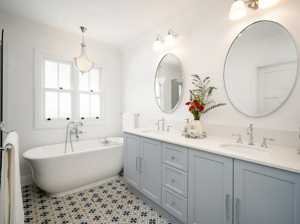 Inspiration for a beach style bathroom in Brisbane.