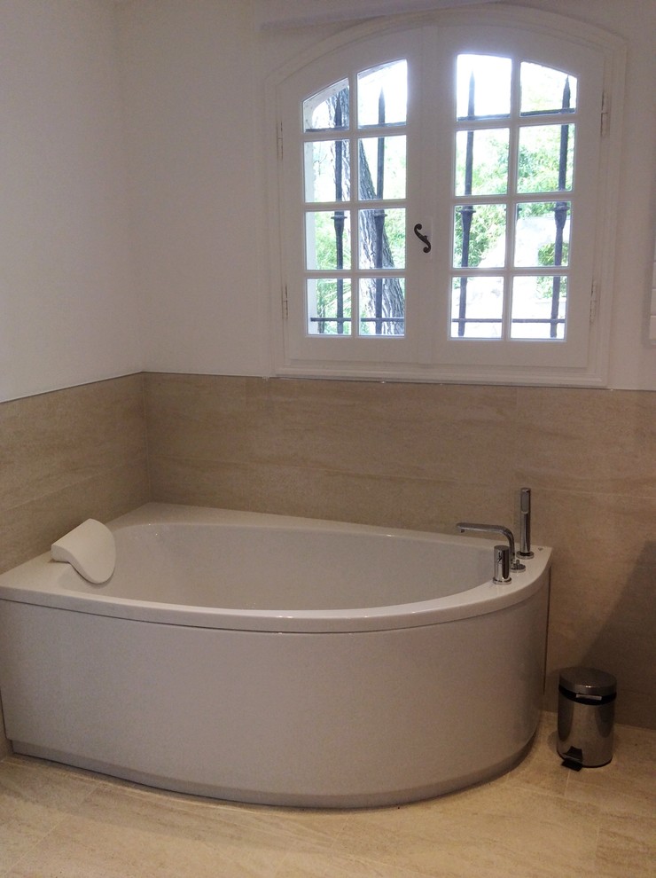 Photo of a contemporary bathroom in Nice.