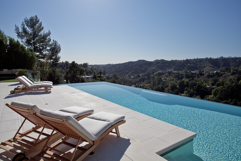 Photo of a contemporary rectangular infinity pool in Los Angeles.