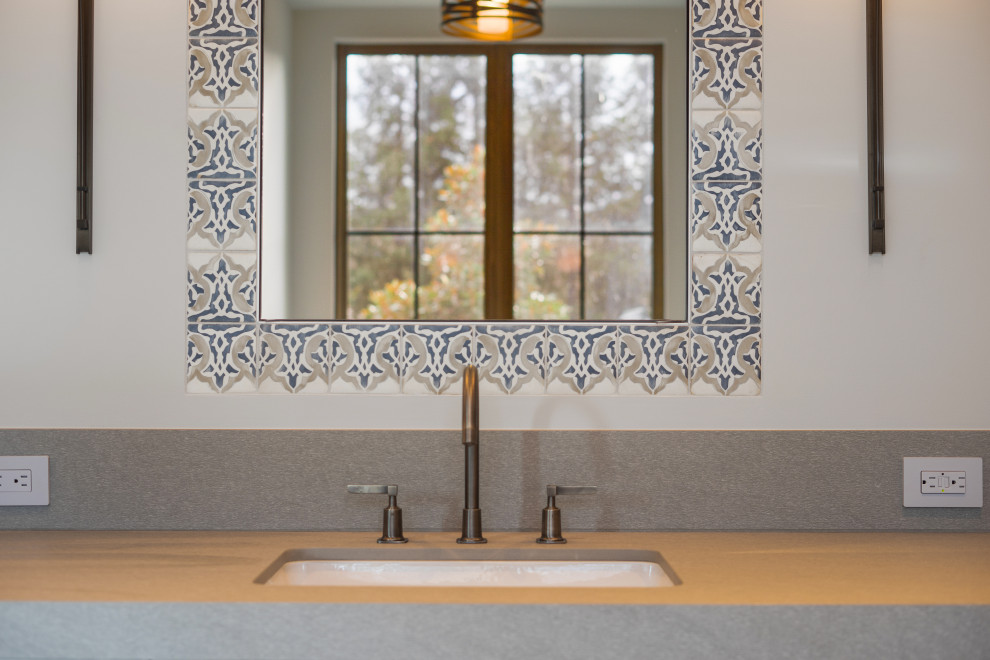 Источник вдохновения для домашнего уюта: ванная комната в средиземноморском стиле с плоскими фасадами, светлыми деревянными фасадами и встроенной тумбой