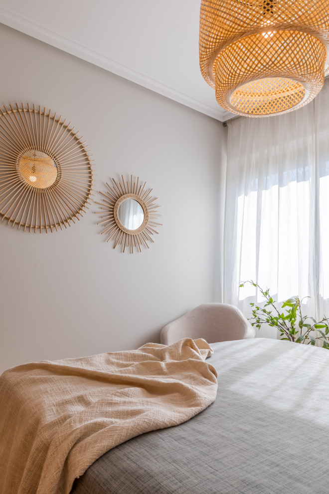 Diseño de habitación de invitados gris y blanca escandinava de tamaño medio con paredes grises, suelo de madera en tonos medios y suelo marrón