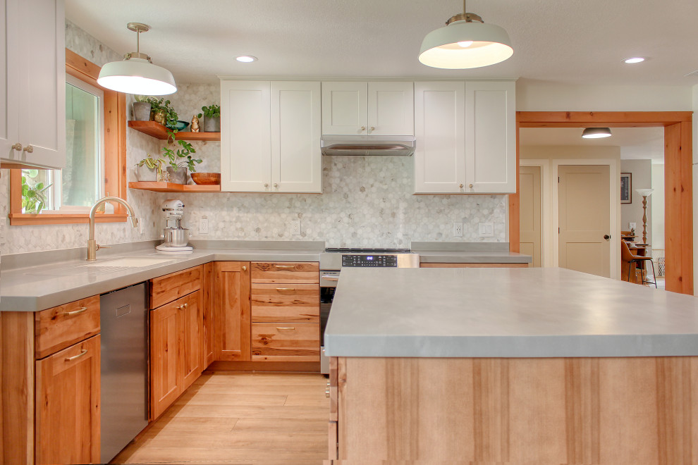 Idéer för att renovera ett mellanstort funkis grå grått kök, med en undermonterad diskho, skåp i shakerstil, skåp i mellenmörkt trä, bänkskiva i koppar, grått stänkskydd, stänkskydd i marmor, rostfria vitvaror, ljust trägolv, en köksö och brunt golv