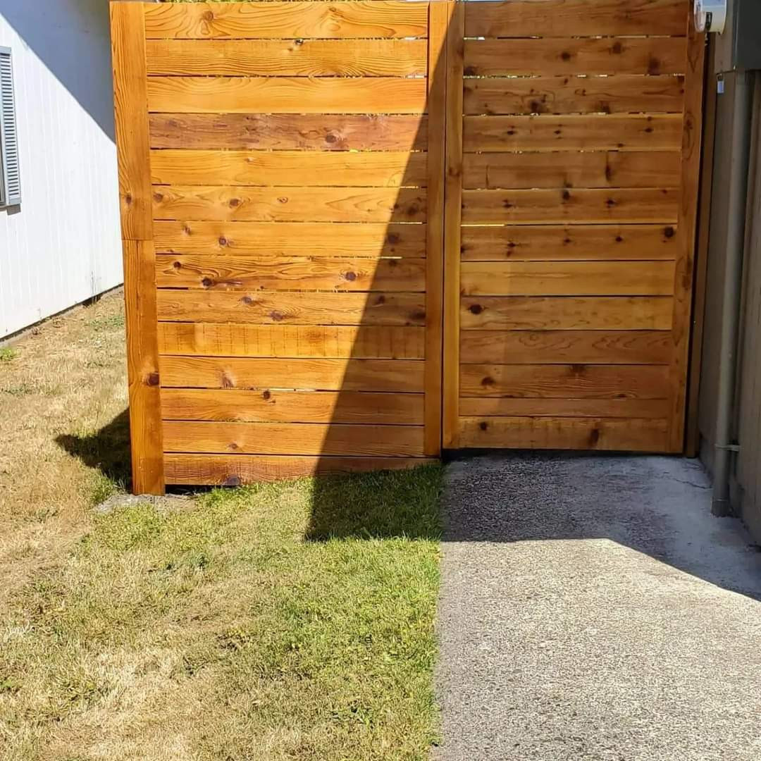 Horizontal cedar fence with no cap