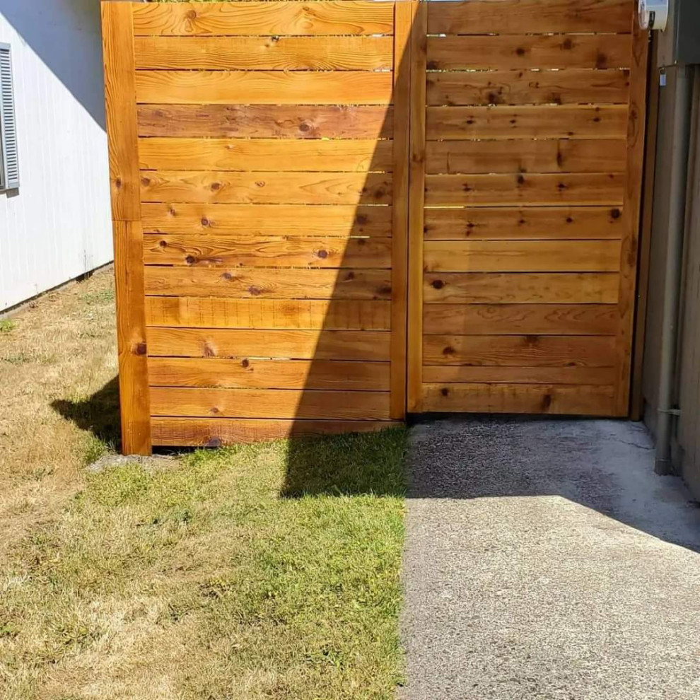 Horizontal cedar fence with no cap