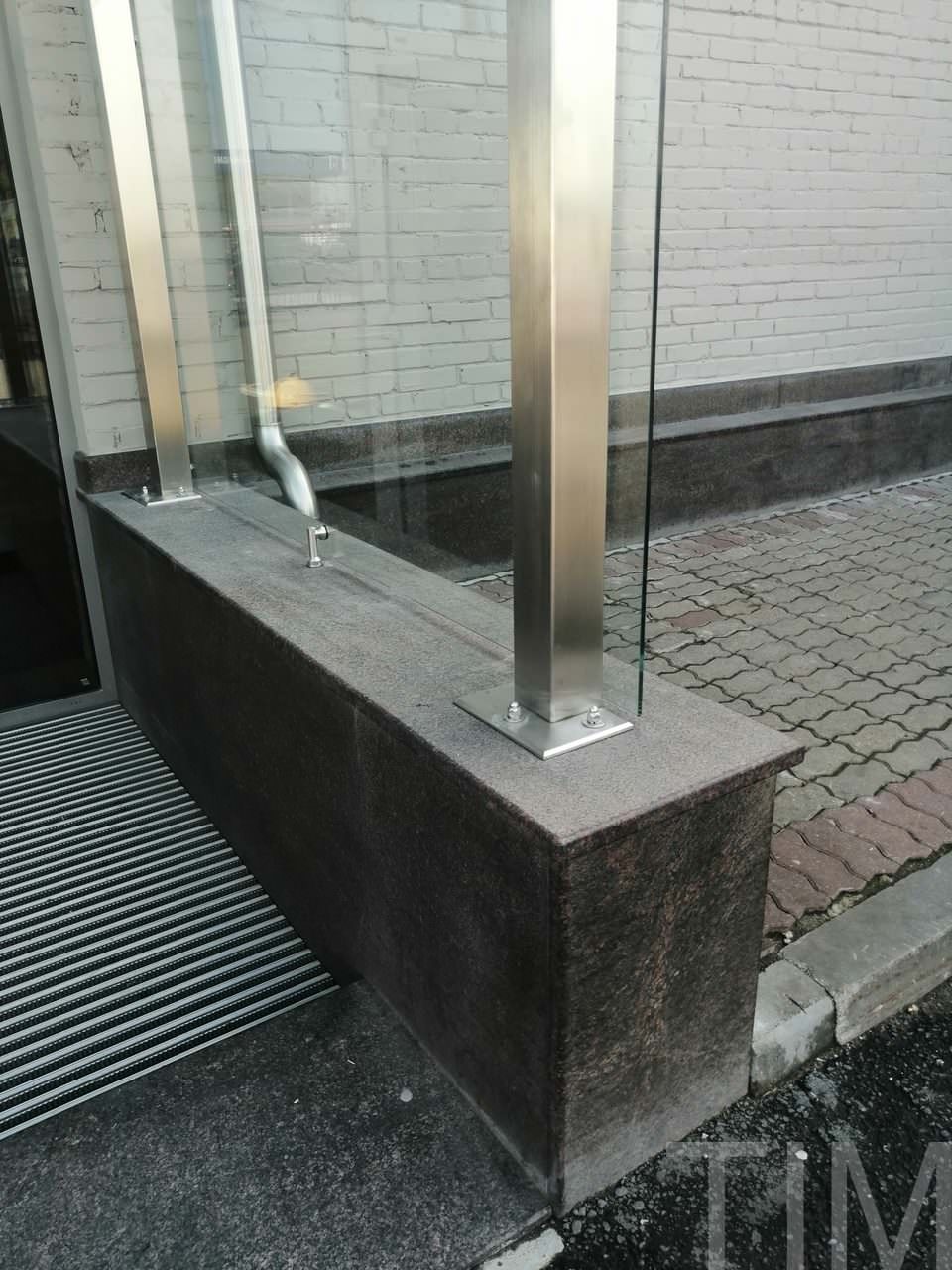 Стеклянный козырек на вертикальных опорах