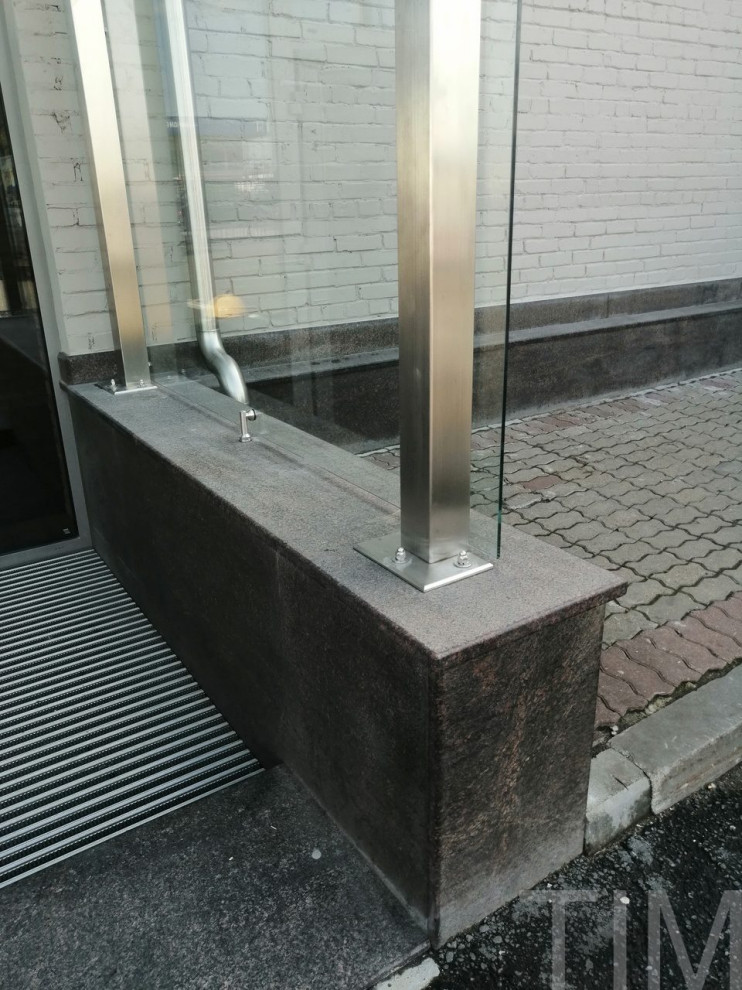 Стеклянный козырек на вертикальных опорах