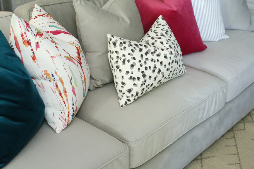 Example of a transitional home design design in Toronto