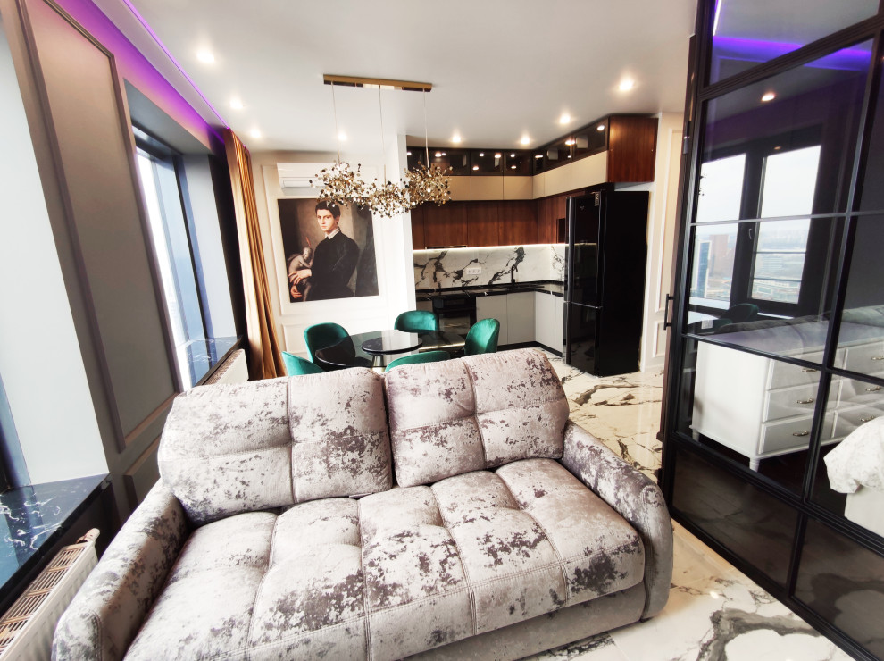 Идея дизайна: гостиная комната среднего размера в современном стиле с белыми стенами, полом из керамогранита, белым полом и коричневым диваном