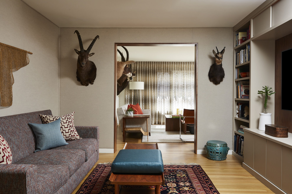 Imagen de sala de estar vintage pequeña con suelo de madera en tonos medios y televisor colgado en la pared