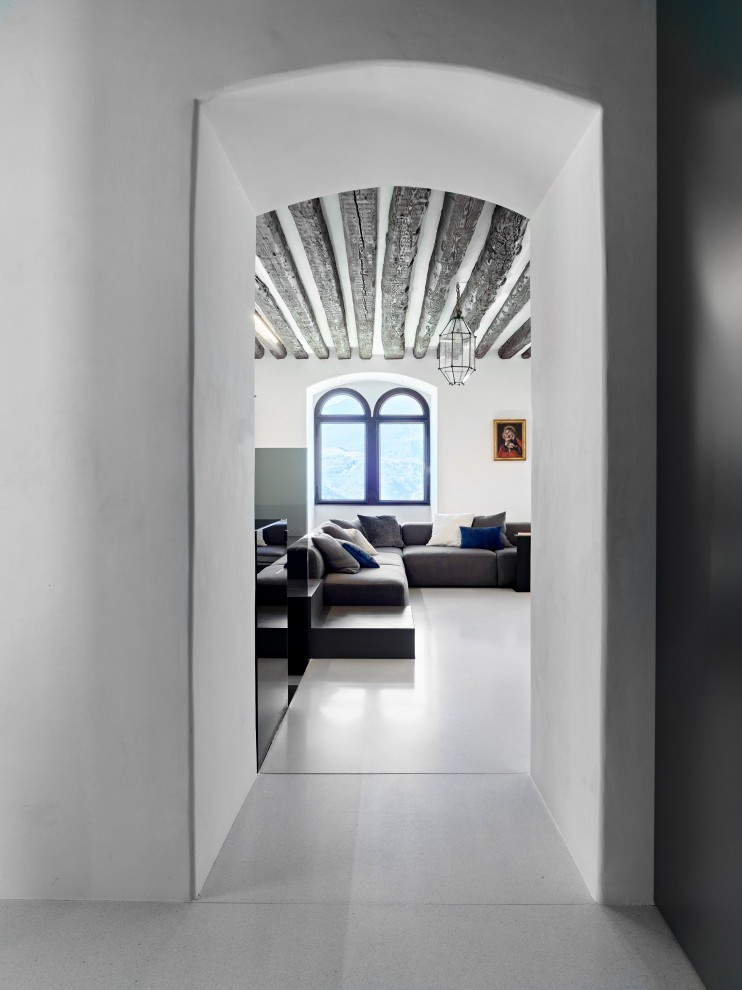 Источник вдохновения для домашнего уюта: коридор среднего размера в современном стиле с белыми стенами, полом из терраццо, серым полом и балками на потолке