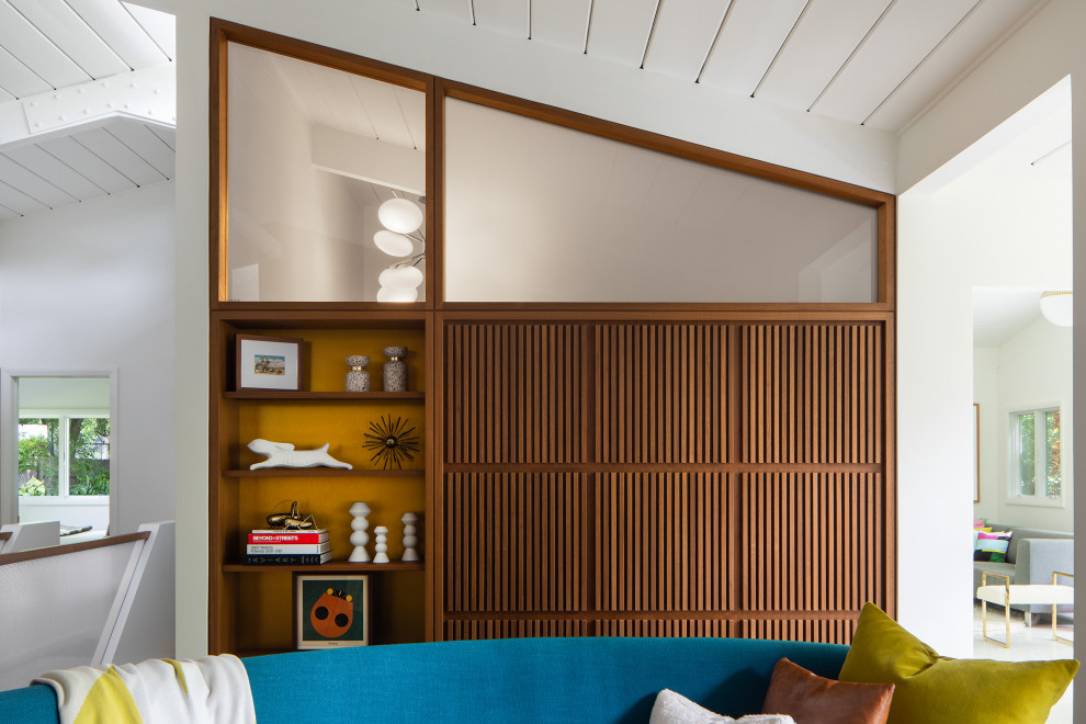 Ispirazione per un soggiorno moderno aperto con pavimento in sughero, cornice del camino piastrellata e pareti in legno