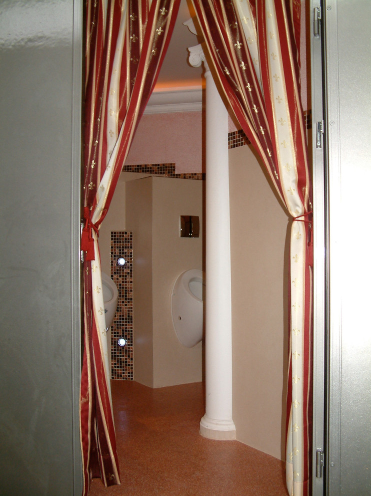Idéer för att renovera ett stort vintage beige beige toalett, med en vägghängd toalettstol, brun kakel, glaskakel, beige väggar, linoleumgolv, ett fristående handfat, bänkskiva i glas och orange golv