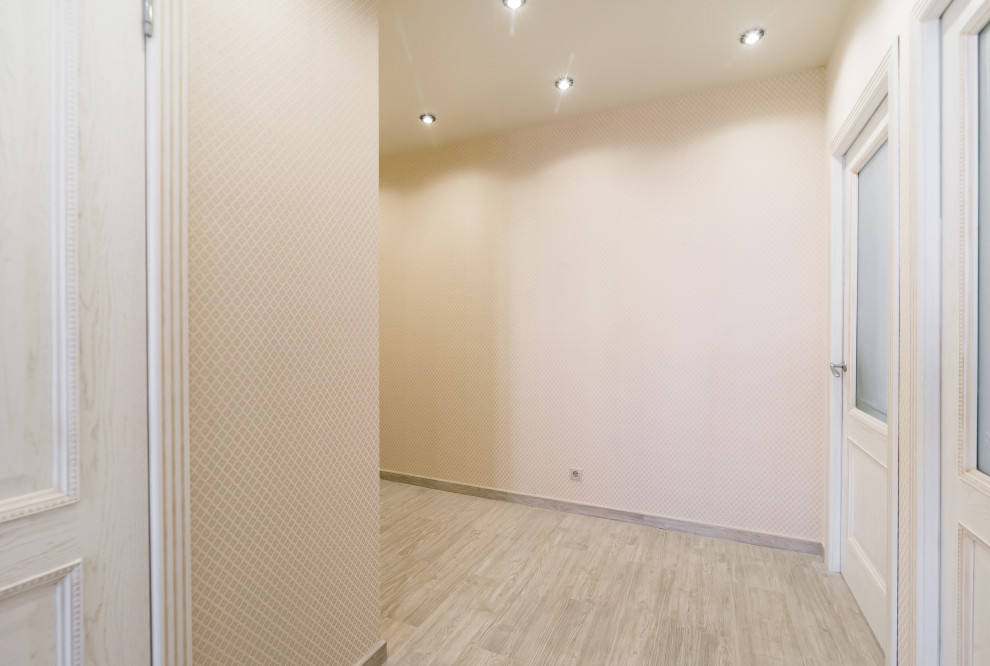 Источник вдохновения для домашнего уюта: коридор среднего размера: освещение в современном стиле с бежевыми стенами, паркетным полом среднего тона, серым полом и обоями на стенах