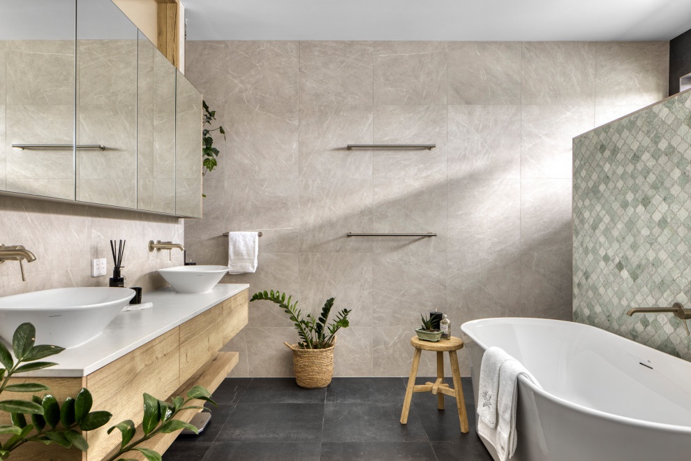 Design ideas for a tropical bathroom in Gold Coast - Tweed.