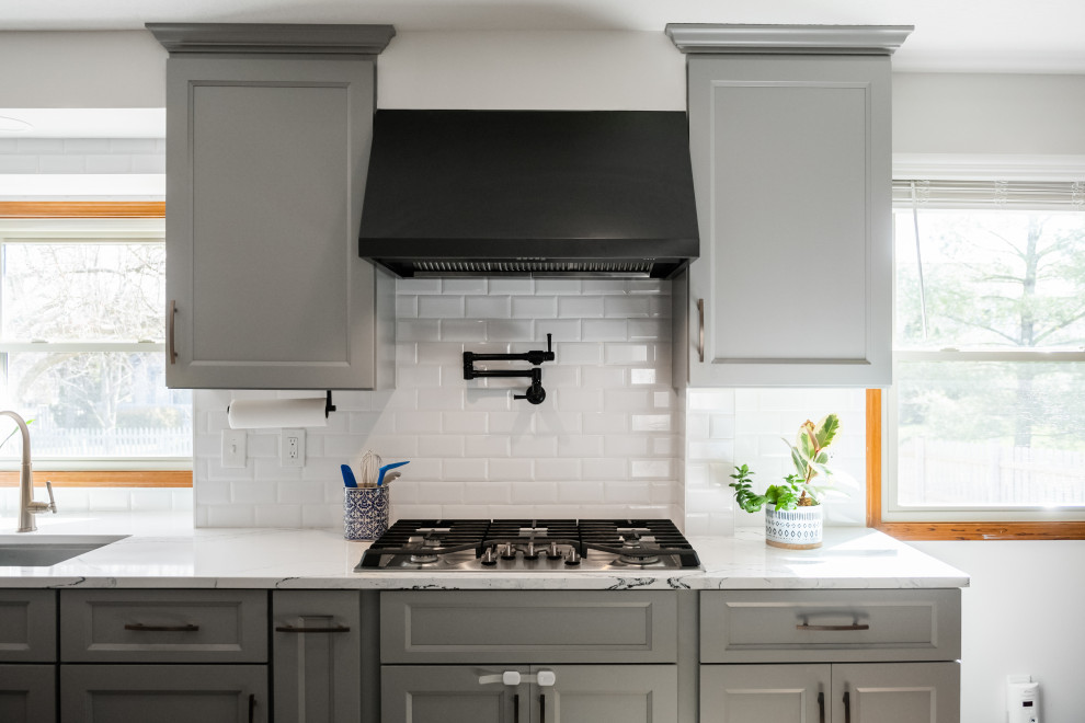 Immagine di una grande cucina chic con ante in stile shaker, top in quarzo composito e paraspruzzi bianco