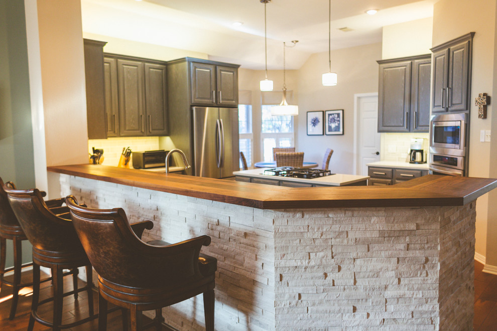 Kitchen - transitional kitchen idea in Austin