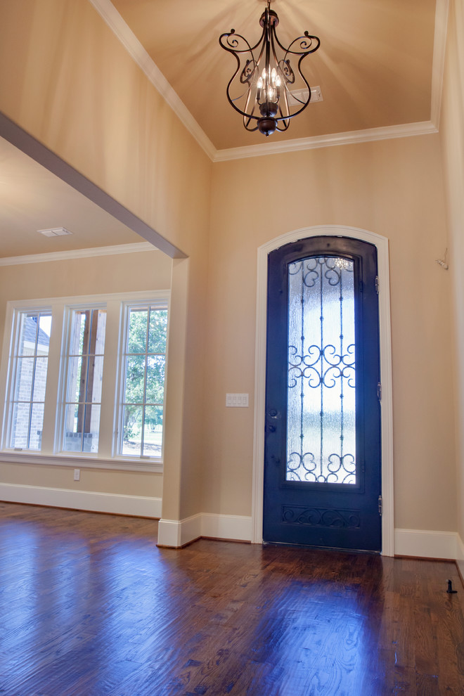 Transitional home design photo in Dallas