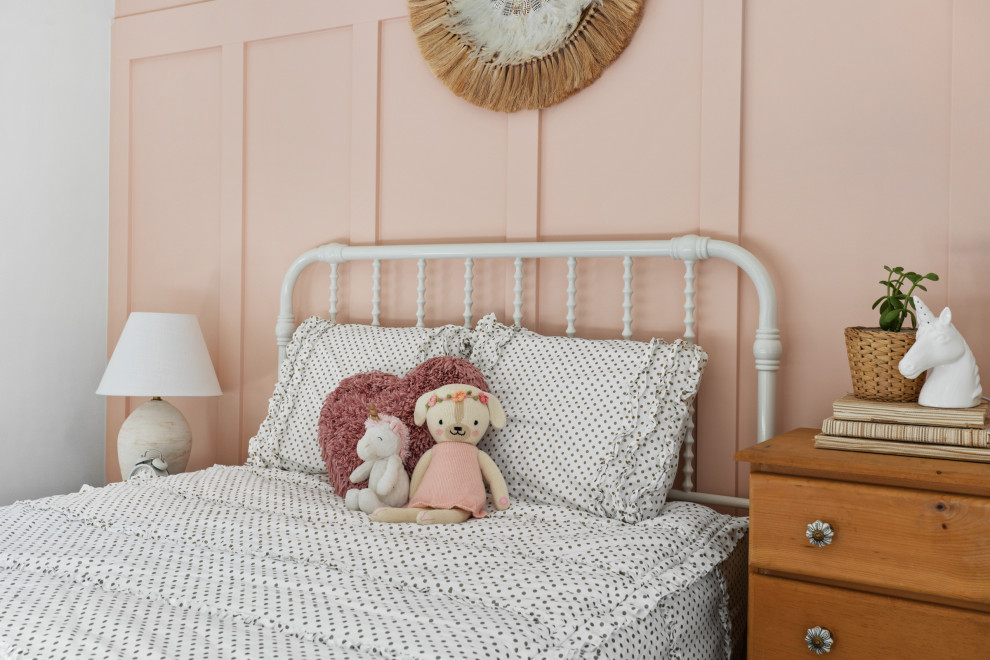 На фото: спальня среднего размера в стиле кантри с розовыми стенами, полом из ламината и деревянными стенами